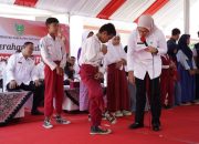 Momentum Keberkahan di Bulan Ramadan, Bupati Nina Salurkan Ribuan Pasang Sepatu Untuk Anak Sekolah