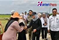 Foto Bupati Indramayu Hj Nina Agistina Bersama Kadis PUPR Asep  Abdul Mukti  tinjau infrastruktur di kecamatan kroya