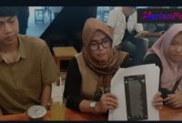 Foto : Ibu Susi Ambarwati dan kedua anaknya