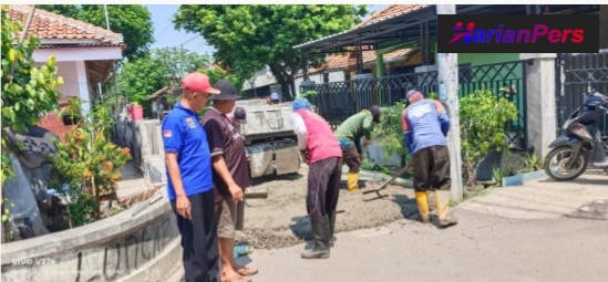 Foto : Kegiatan pengecoran rabat beton desa lelea bersama masyarakat