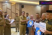 Foto : Penyerahan dana purna tugas