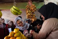 Foto : Bupati Nina  Agustina berkunjung dipasar patrol
