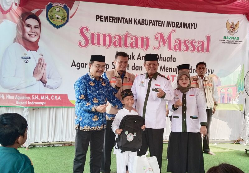 Foto : Kabag Kesra & Ketua Baznaz kegiatan sunatan Massal 