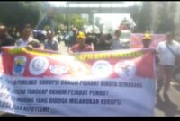 Caption : Aksi long march dari depan Kantor Dinas Provinsi Jawa Tengah jalan Pemuda menuju Kantor Balai Kota Semarang, dengan membawa keranda hitam dan beberapa spanduk kecaman dan tuntutan kepada KPK untuk segera mengumumkan nama-nama tersangka, Rabu (21/8). Foto : Dok