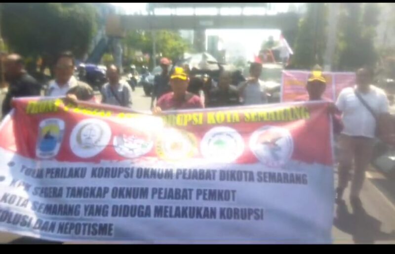 Caption : Aksi long march dari depan Kantor Dinas Provinsi Jawa Tengah jalan Pemuda menuju Kantor Balai Kota Semarang, dengan membawa keranda hitam dan beberapa spanduk kecaman dan tuntutan kepada KPK untuk segera mengumumkan nama-nama tersangka, Rabu (21/8). Foto : Dok