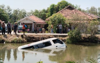Laka lantas, mobil travel Asal Parean Terjun Di Sungai Karangsong