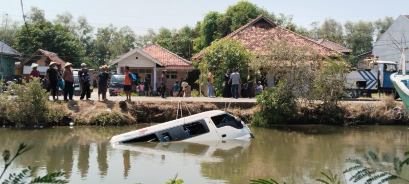 Foto : laka lantas Mobil travel muat nelayan dan bayi terjun dipantai karangsong 