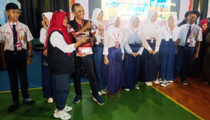 Siswa/Siswi & Guru SMPN 4 Sindang Kabupaten Indramayu berhasil menorehkan prestasi pada ajang Apresiasi dan Festival Literasi Talenta 2023-2024 Gareulis Jabar 2024