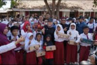 Foto : Kunjungan Bupati Hj Nina Agustina di SDN Cinini