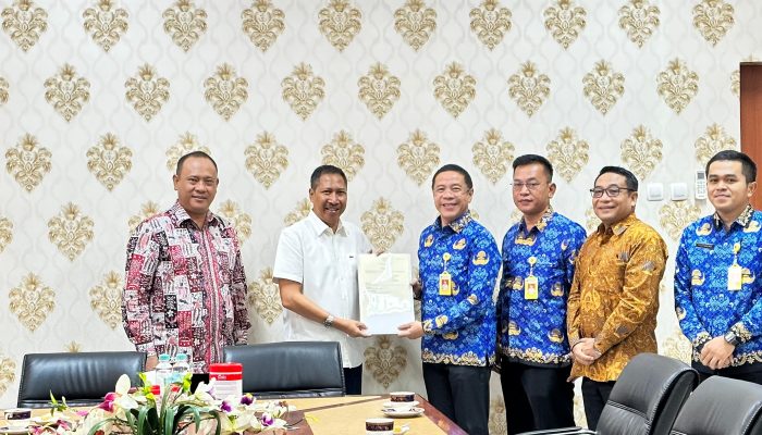 Kantor Pertanahan Kembali Serahkan 15 Sertipikat Tanah Aset Pemkab Indramayu