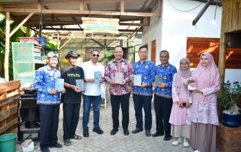 Pjs. Bupati Indramayu Apresiasi Warga Balongan Ubah Sampah Menjadi Aneka Kerajinan Bernilai Ekonomis