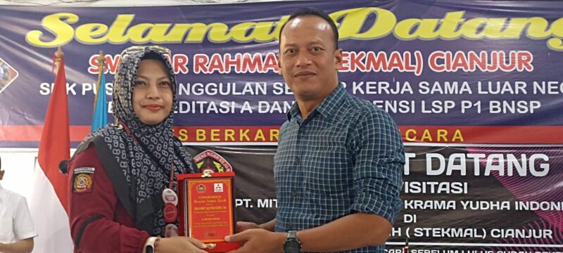KERJASAMA, SMK Ar Rahmah Stekmal Cianjur menjalin kerjasama dengan PT Mitsubishi Motors Krama Yudha Indonesia (MMKYI) untuk program magang.
