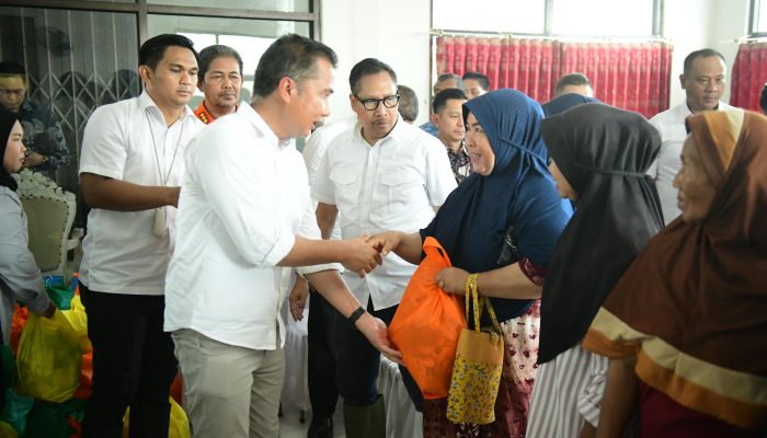 Pj. Gubernur Jawa Barat Tinjau Langsung Dampak Rob di Eretan Wetan, Masyarakat Desak Percepatan Penanggulangan