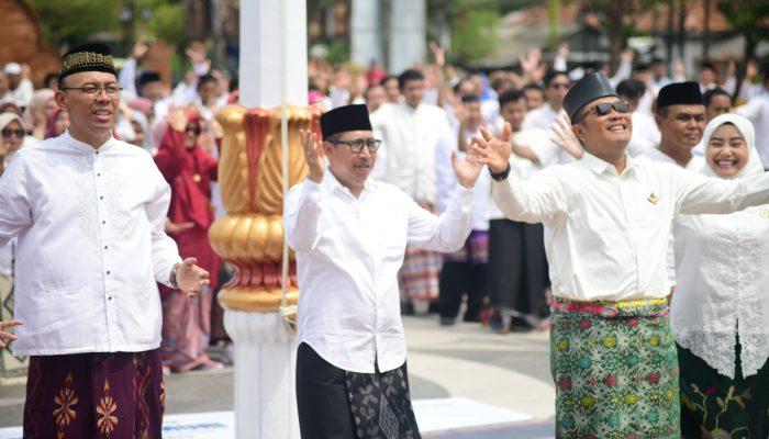 Ribuan ASN Pemkab Indramayu Ikuti Pemecahan Rekor MURI Pemakaian Sarung Tenun Terbanyak