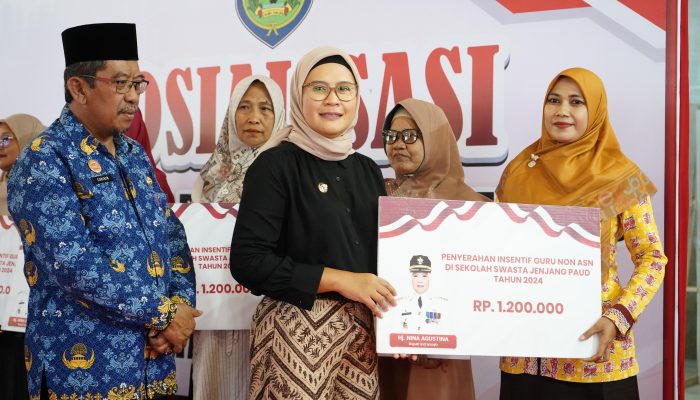 Bupati Indramayu Nina Agustina Serahkan Insentif 2,7 Miliar Bagi 2.748 Guru PAUD