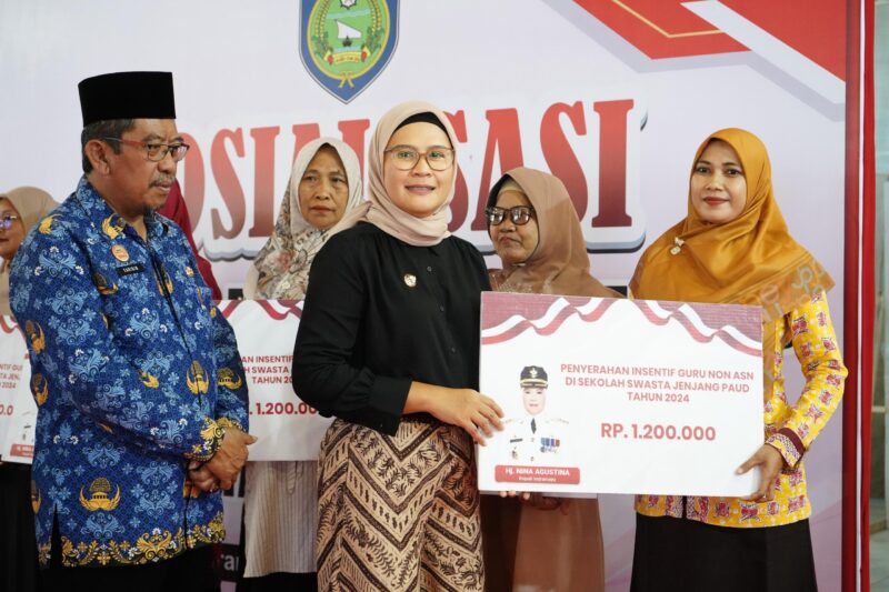 Bupati Indramayu Nina Agustina Serahkan Insentif 2,7 Miliar Bagi 2.748 Guru PAUD