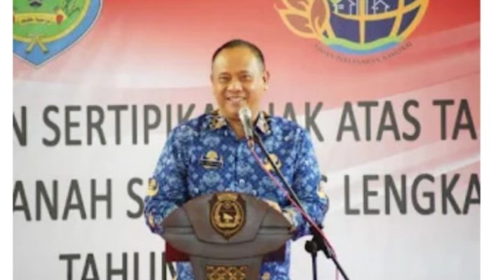 Sekda Indramayu Serahkan 80 Sertifikat PTSL Demi Kepastian Hukum