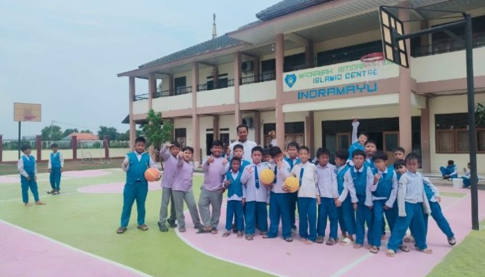 BASKET BALL JADI OLAHRAGA FAVORIT di (MI) ISLAMIC CENTRE INDRAMAYU, KAMAD PEDULI BANGUN LAPANGAN BASKET
