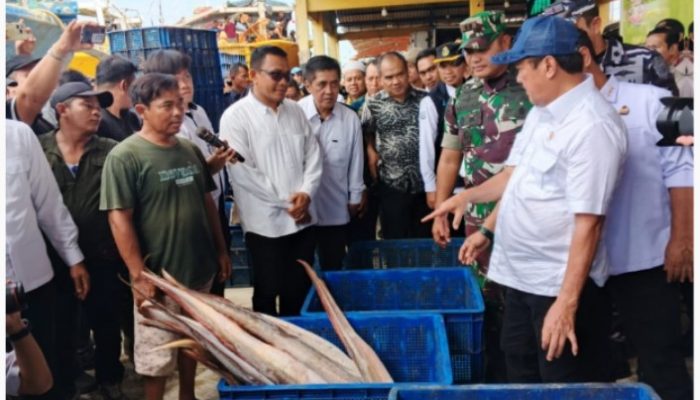 Menteri Kelautan dan Perikanan Kunjungi TPI dan Cold Storage Karangsong, Cek Pasokan Ikan Menjelang Nataru dan Lebaran 2025