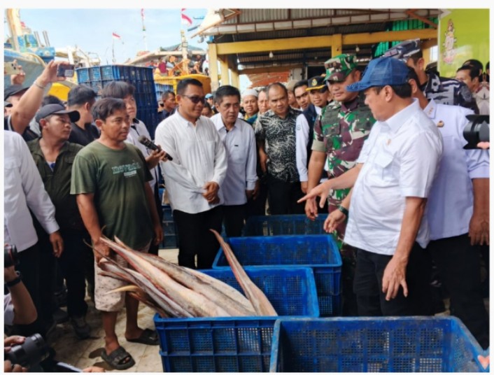 Menteri Kelautan dan Perikanan Kunjungi TPI dan Cold Storage Karangsong, Cek Pasokan Ikan Menjelang Nataru dan Lebaran 2025