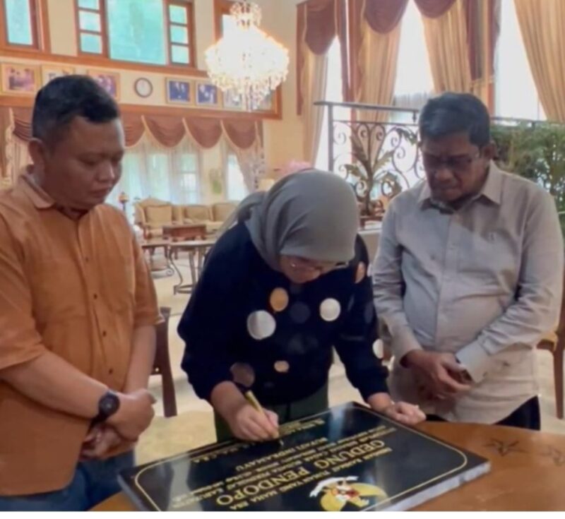 Foto : Bupati Indramayu Hj Nina Agustina, Dedi S Mushashi, Kadisdik H Caridin