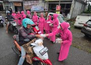Polres Pagar Alam Bagikan 350 Paket Takjil Kepada Pengendara Di Wilayah Jalan Simpang Manna Pada Bulan Ramadhan 1446 H.Tahun 2025.