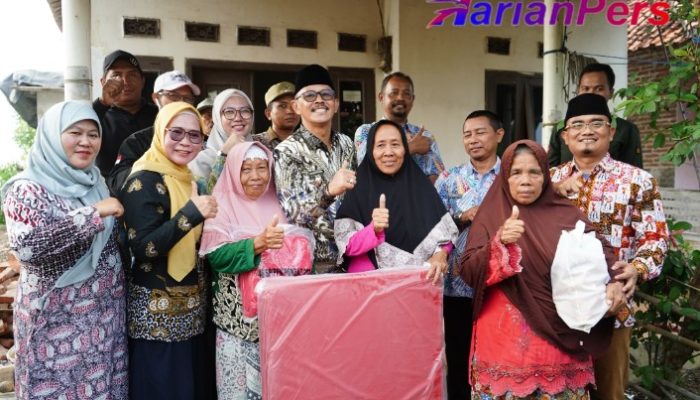 Wabup Indramayu Serahkan Sembako dan Rehab Rumah Korban Puting Beliung
