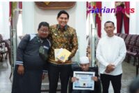 Bupati Lucky Hakim Berikan Penghargaan Kepada Rizal, Disabilitas Hasilkan Tiga Buku