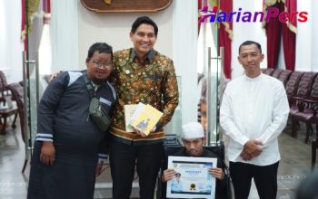 Bupati Lucky Hakim Berikan Penghargaan Kepada Rizal, Disabilitas Hasilkan Tiga Buku