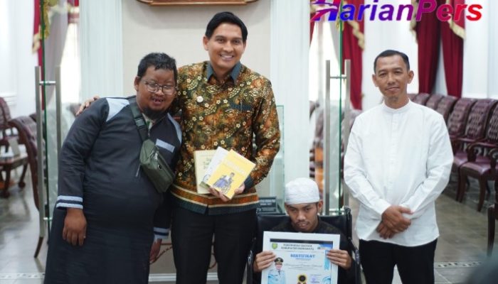 Bupati Lucky Hakim Berikan Penghargaan Kepada Rizal, Disabilitas Hasilkan Tiga Buku