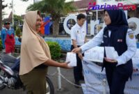 AI Daop 3 Cirebon Berikan Takjil Gratis Bagi Pelanggan Kereta Api