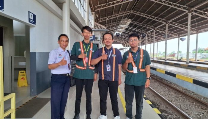 KAI Daop 3 Cirebon, Railfans Rela Berlebaran Bersama Penumpang