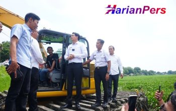 Terjunkan Dua Excavator, Bupati Lucky Hakim Lakukan Pengangkatan Eceng Gondok di Sungai Tjimanoek