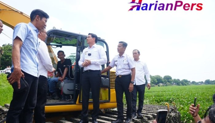 Terjunkan Dua Excavator, Bupati Lucky Hakim Lakukan Pengangkatan Eceng Gondok di Sungai Tjimanoek
