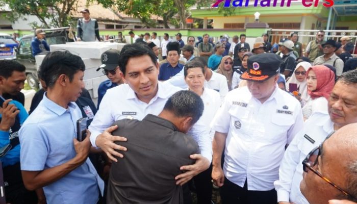 Bupati Indramayu Lucky Hakim Tinjau Pemulihan Korban Angin Puting Beliung