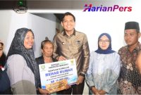 Bupati Lucky Hakim dan Baznas Salurkan Bantuan Korban Angin Puting Beliung