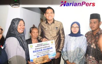 Bupati Lucky Hakim dan Baznas Salurkan Bantuan Korban Angin Puting Beliung