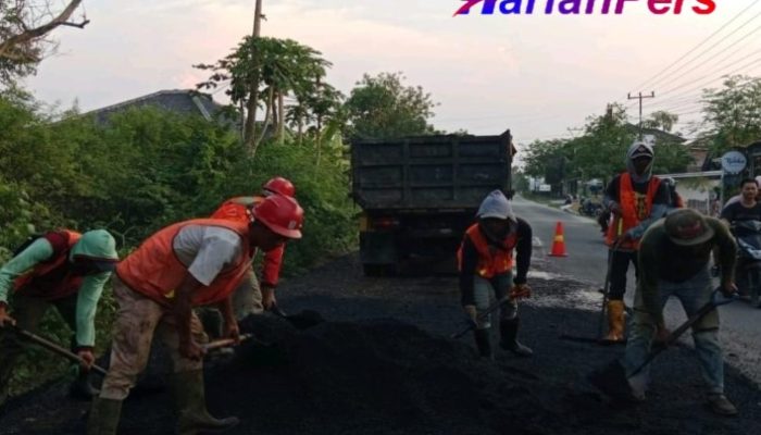 Pemeliharaan ruas jalan karangsinom – gabuskulon Oleh DPUPR Indramayu Tuai Apresiasi Warga