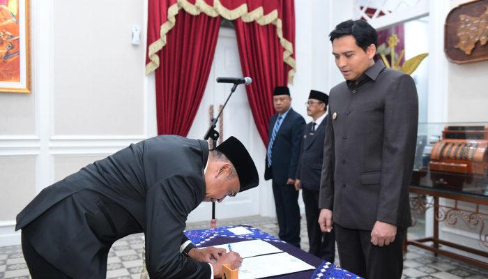 Komisaris PT. BWI Tandatangani Kontrak Kinerja Di Hadapan Bupati Lucky Hakim