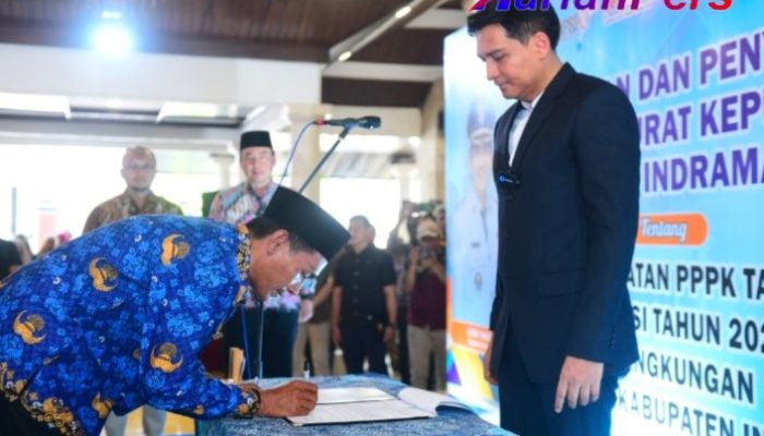 Bupati Indramayu Lucky Hakim Serahkan 769 SK Pengangkatan PPPK Tahap I