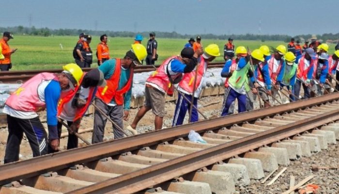 Tingkatkan Keselamatan Penumpang KAI Daop 3 Cirebon Lakukan Penggantian 13.662 Bantalan Beton