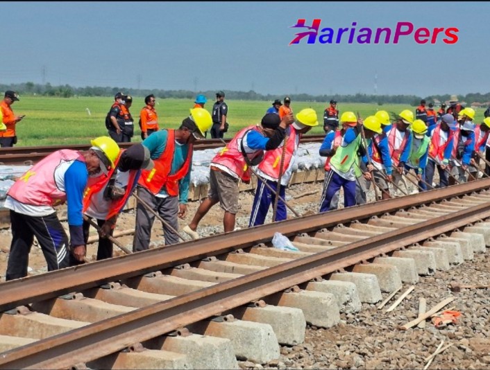 Tingkatkan Keselamatan Penumpang KAI Daop 3 Cirebon Lakukan Penggantian 13.662 Bantalan Beton