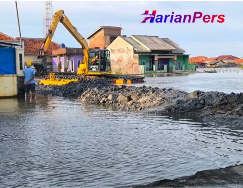 Dinas PUPR Indramayu Sigap Bangun Tanggul Darurat Banjir ROB Eretan
