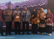 Bupati Lucky Hakim Serahkan Penghargaan Juara 3 Lomba Kebersihan Tingkat Kabupaten Kepada Kelurahan Lemah Abang