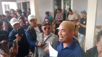 Ratusan Warga Langensari Desak Kades Mundur Usai Sampaikan 12 Tuntutan