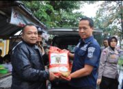 Kapolres Indramayu Tinjau Lokasi Banjir, Salurkan Bansos Dari Kapolda Jabar
