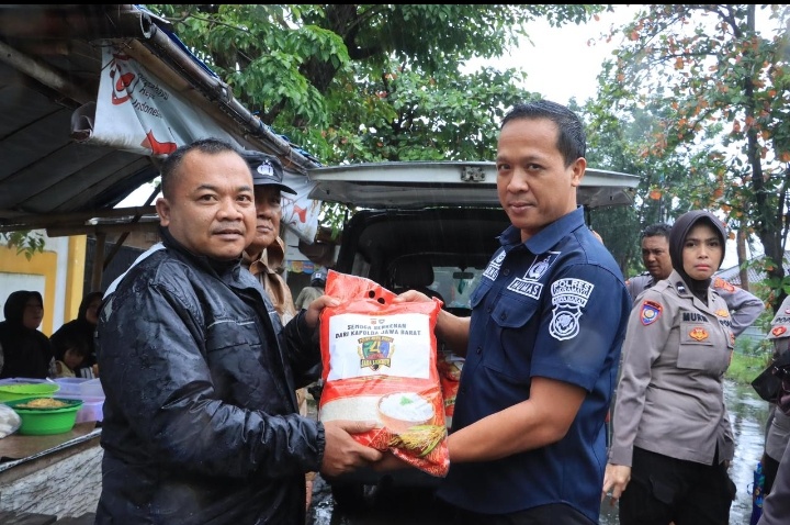 Kapolres Indramayu Tinjau Lokasi Banjir, Salurkan Bansos Dari Kapolda Jabar