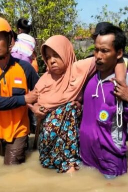 Akibat Tanggul Sungai Tuntang Jebol 6 Desa di Demak Terendam Banjir.