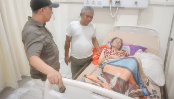 Sela Reses, Anggota DPRD Cianjur H. Irwan Jenguk Dua Lansia di RSUD Sayang
