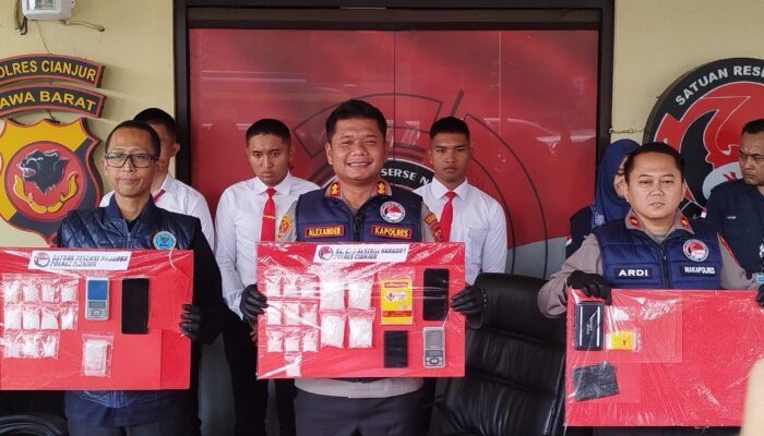 Selamatkan 2.700 Warga, Polisi-BNNK Cianjur Hantam Jaringan Sabu: Lemari Jadi Gudang, Buronan Diburu